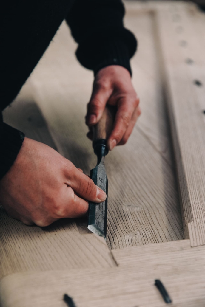 Travail du bois avec un ciseau à bois